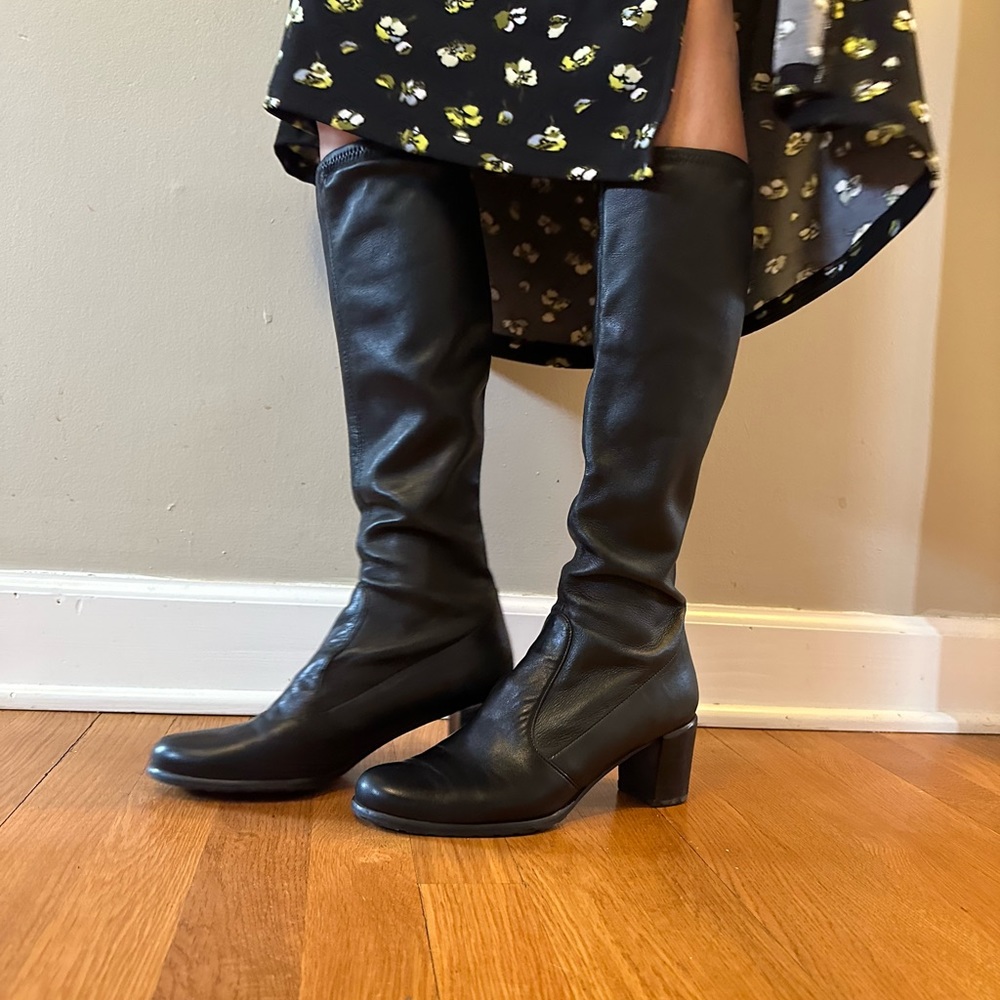 Stuart Weitzman knee high boots. Size 7